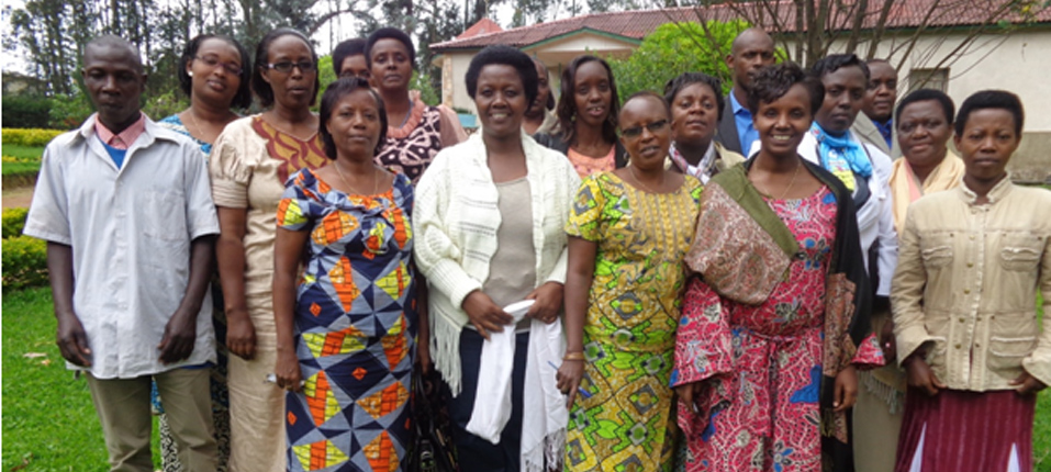 Photo de famille du personnel et membres du Bureau du CAFOB